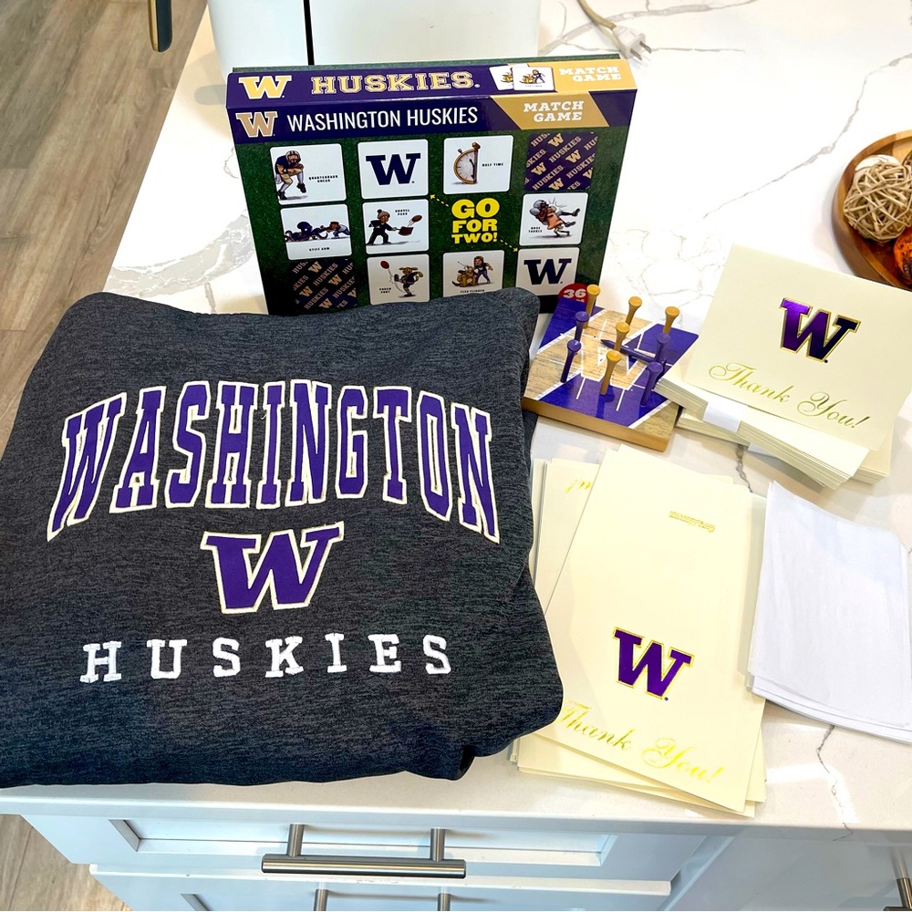 UW bundle: college hoodie, games and 49 official thank you cards
